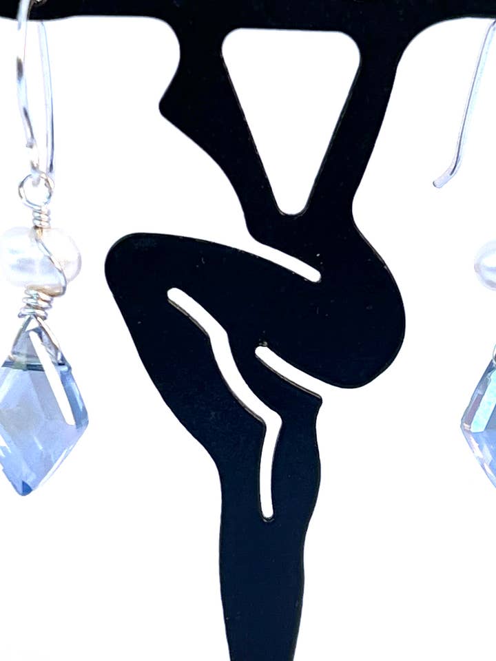 Sierlijke oorbellen met zoetwaterparel en kristal voor wholesale door Beaded Vision Jewelry