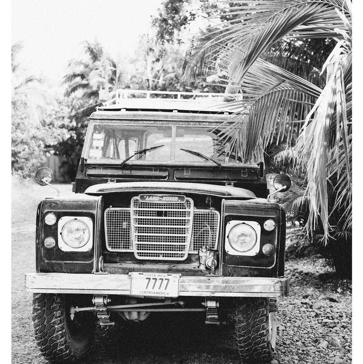The Sunset Shop – Großhandel Kunstdruck – Rover – Schwarzweiß-Vintage Land Rover Serie 3 in Nosara, Costa Rica0
