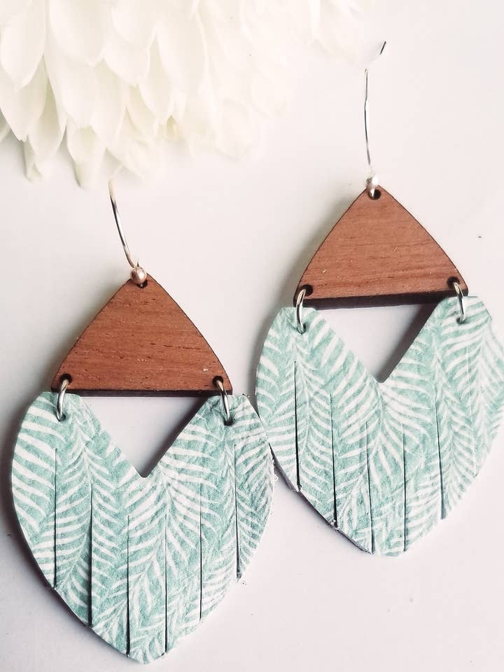 Pendientes Stella de cuero genuino con hojas de espuma de mar para venta al por mayor de Talliha Designs