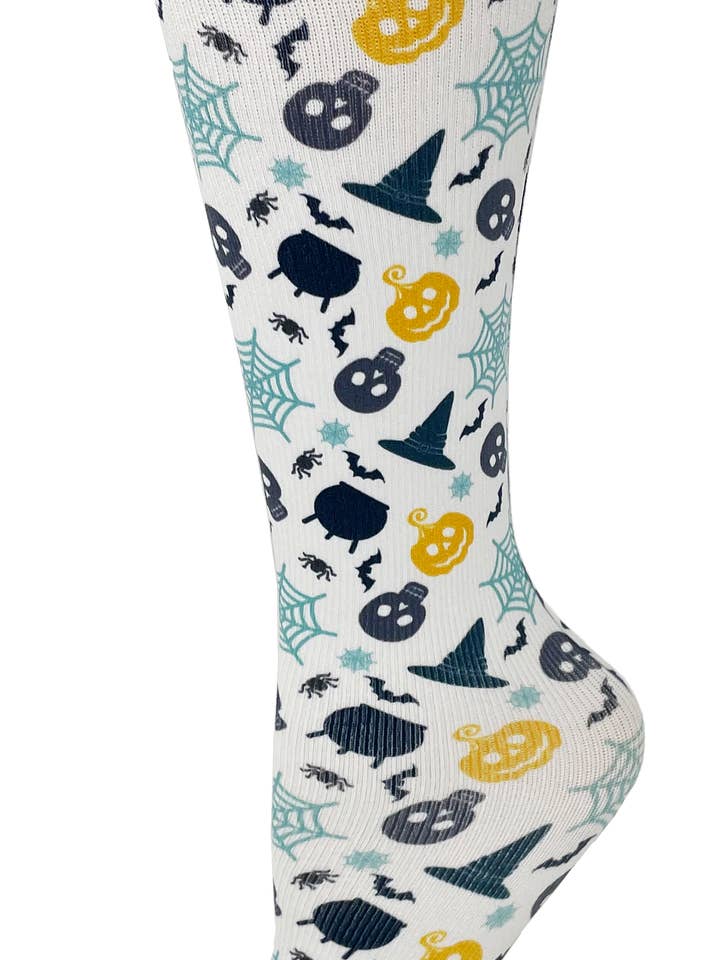 Skulls & Cauldrons - Chaussettes de compression mignonnes pour la vente par Cutieful