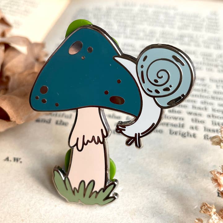Pin esmaltado duro Snail & Shroom para venta al por mayor de Ellis Woolley Illustration