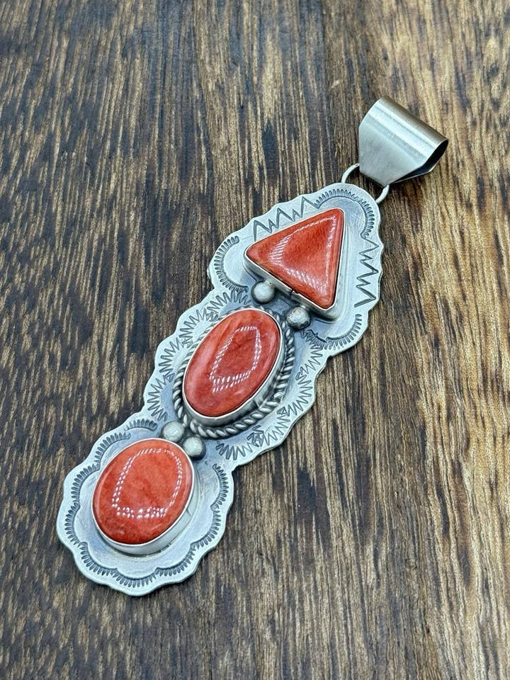 Pendentif goutte en argent sterling fait main Navajo avec coquille d'huître épineuse estampée pour la vente par Native City Jewelry