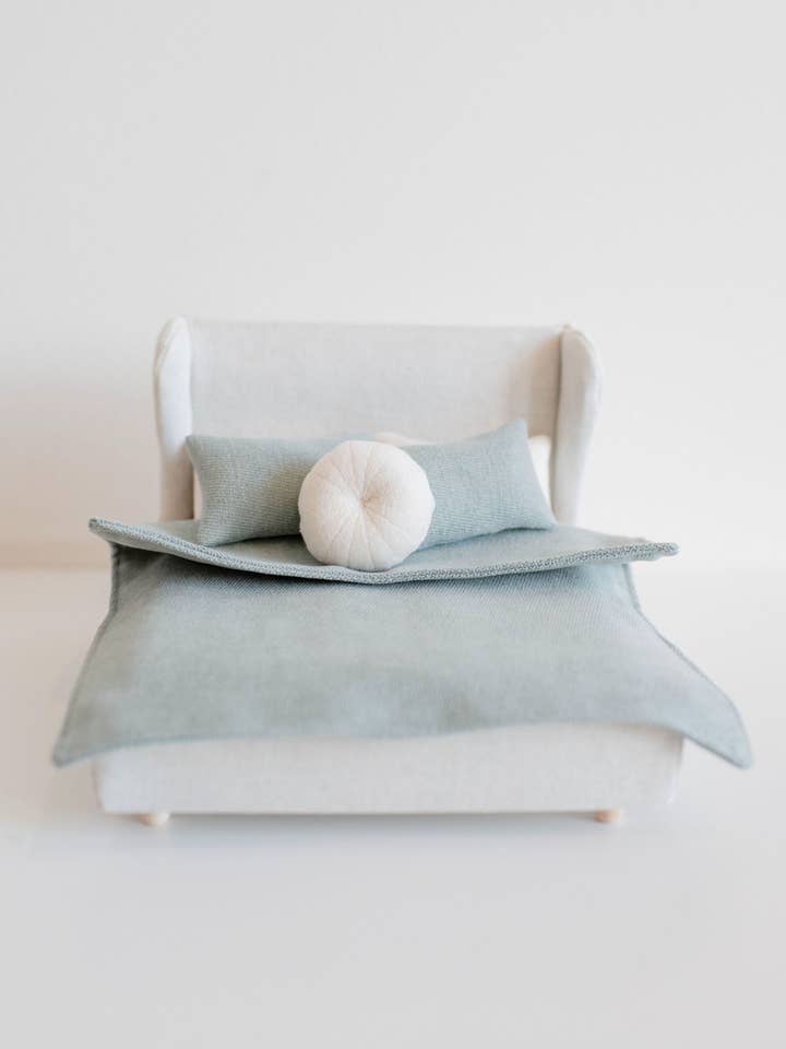 Dollhouse Dubbel sängklädesuppsättning | Sage Green för wholesale av Macy Mae Dollhouse Designs