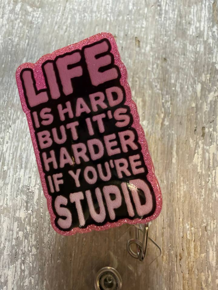 Badge ReeL Livet er hårdt, det er sværere, når du er dum. for engroshandel hos The Wild Poppy