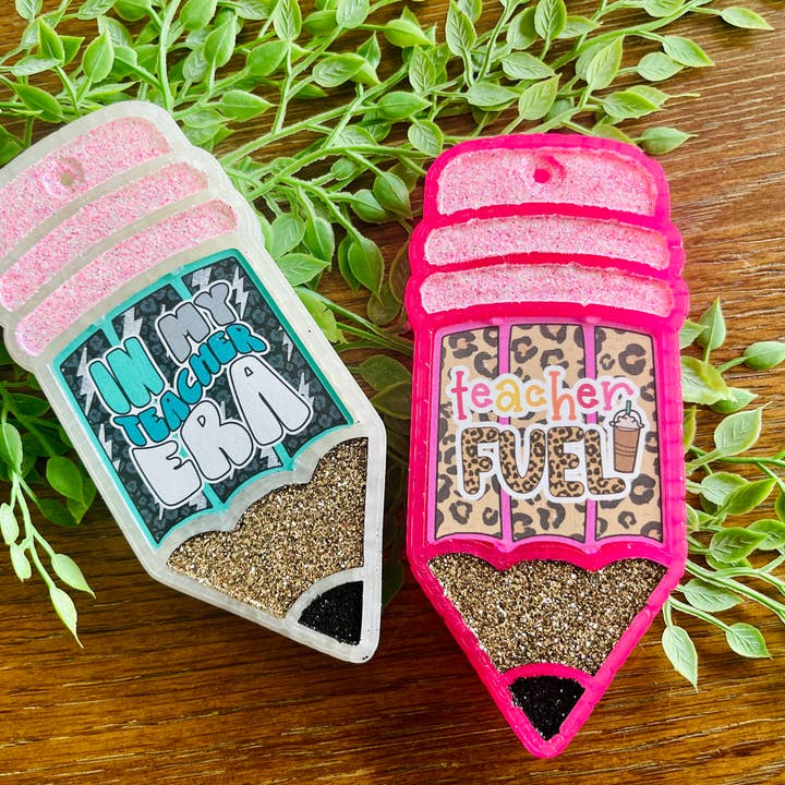 Stay Fresh’ies Air Fresheners – Großhandel Auto-Lufterfrischer – Damen – Stay Fresh’ies Air Fresheners Autoduft Anhänger in Bunt - Lehrer Stift Design1