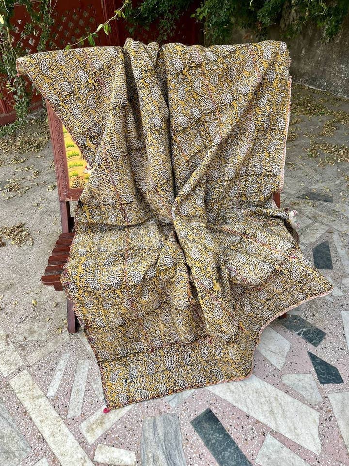 Antieke katoenen sprei met Kantha-blokprint uit Bengalen voor wholesale door Bhawana Handicrafts