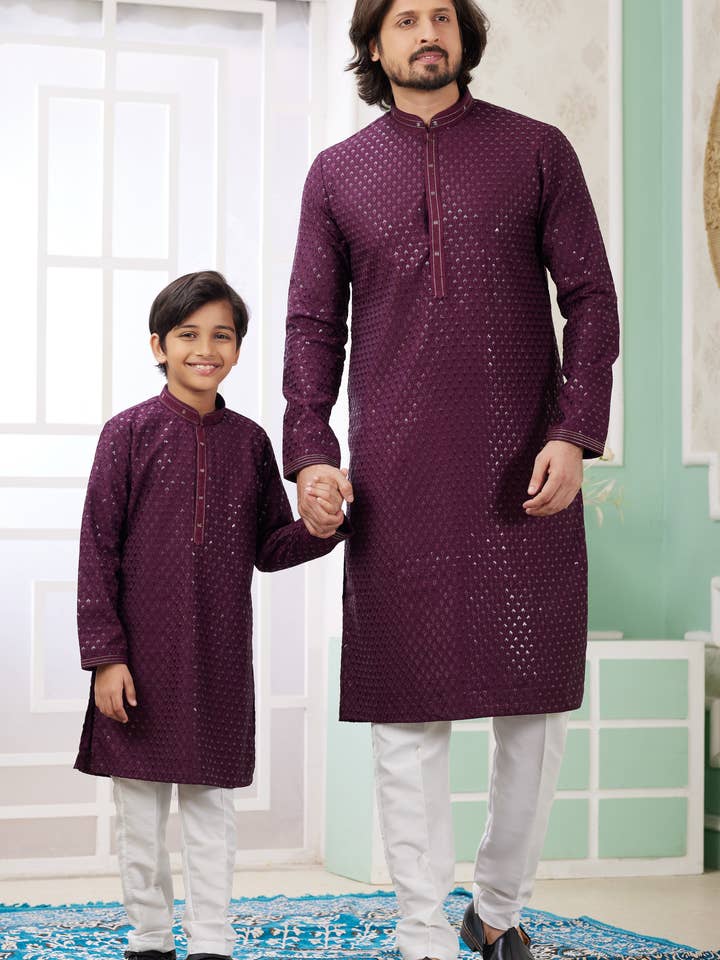Combinazione abbinata padre e figlio in seta d'arte bordeaux Indo Western Sherwani tradizionale lungo Kurta e pigiama per matrimonio - Lavoro di ricamo per la vendita all'ingrosso da parte di HATKE BRIDE