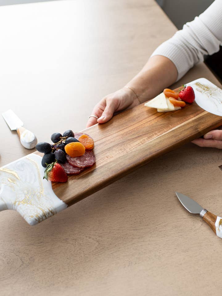 Tabla de queso y charcutería de resina - Baguette 12,7 x 61 cm SIN ARANCELES para venta al por mayor de Lynn & Liana Designs