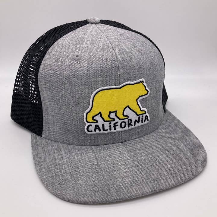 Californie - Ours doré - Casquette de camionneur à visière plate pour la vente par Tree City Stickers