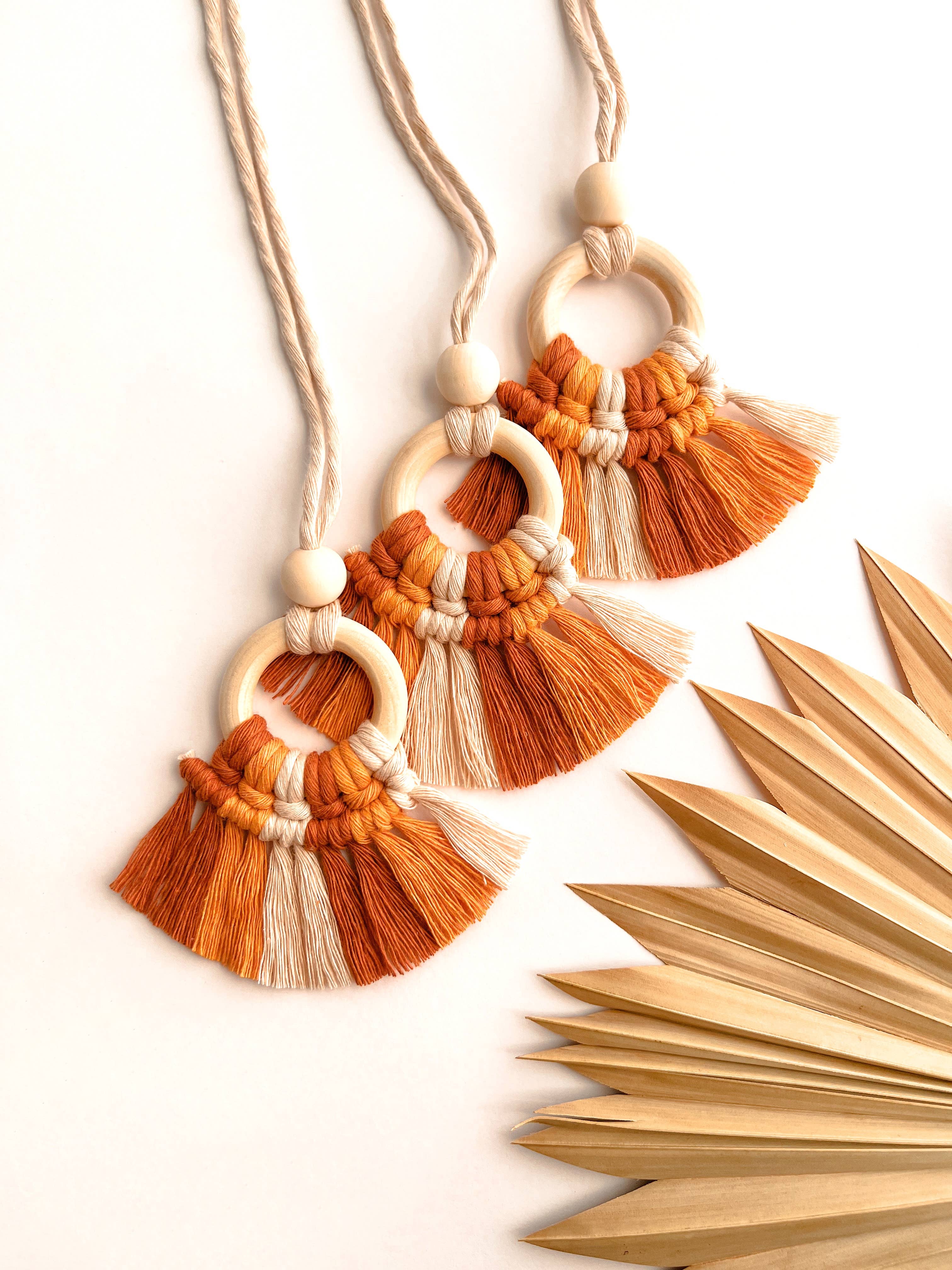 Meraki The Studio Co. – Engroshandel Dekorativ bilamulet – unisex – Macrame Bil Charm Diffuser | Bakspejl bøjle2