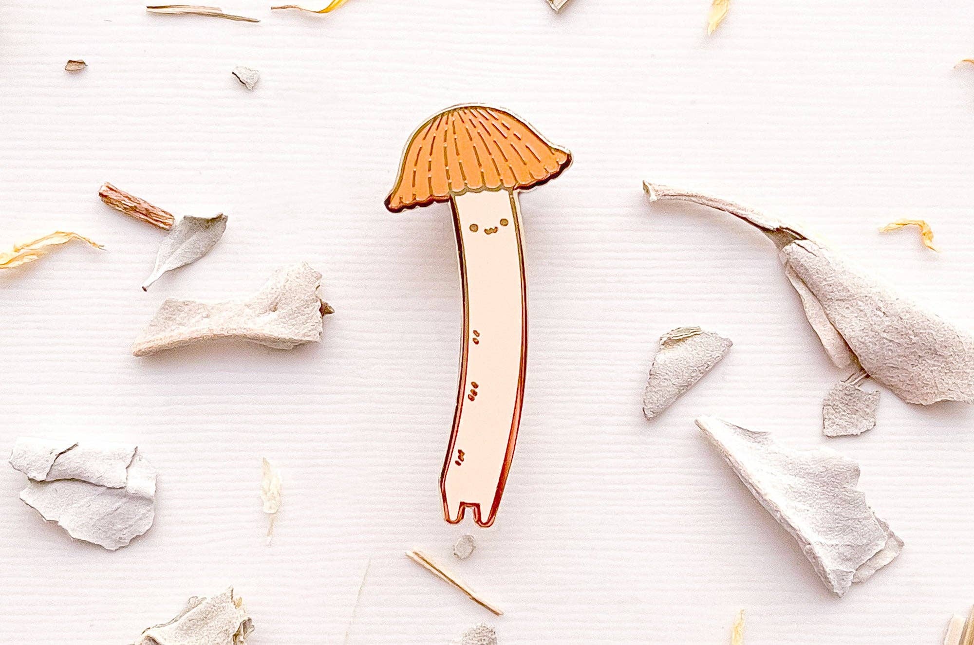 Alum and Ink – Großhandel Anstecker/Button – Chibi Orange Bonnet Mushroom (Mycena acicula), emailliert6