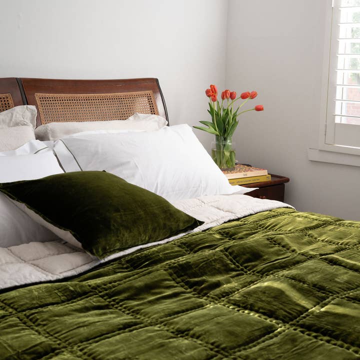 Olive Coussin en velours de soie olive en vente sur Faire