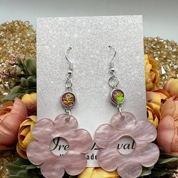 Flower Power Baby Rosa Pearl Akryl Dingle Örhängen & Irid för wholesale av Irena Blavat Designs