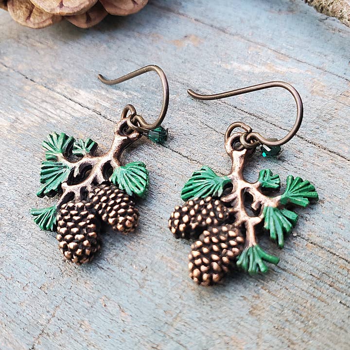 Boucles d'oreilles Pinecone, Pine Branch pour la vente par Kathryn's Collection