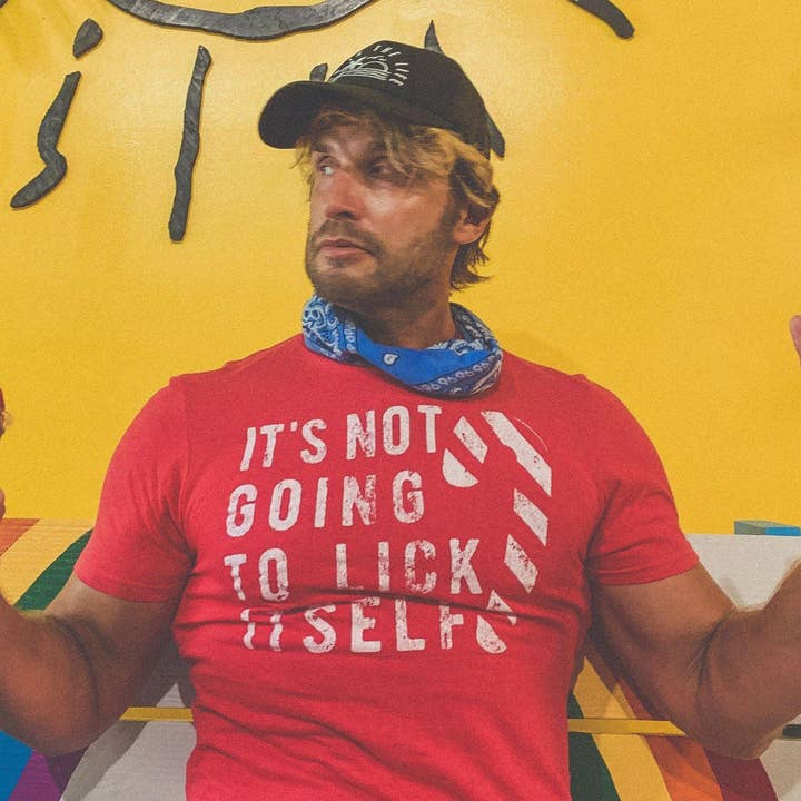 T-shirt graphique de Noël pour homme "Ça ne va pas se lécher tout seul" pour la vente par Crazy Dog T-Shirts