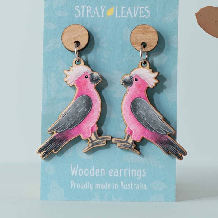 Pendientes llamativos de madera Australian Galah Australian Bird para venta al por mayor de Stray Leaves