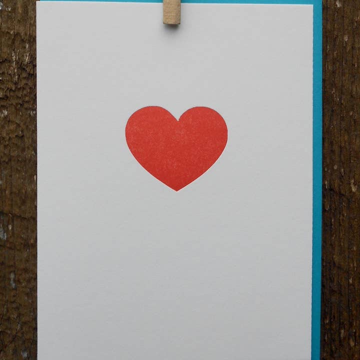 Cartão de tipografia de coração vermelho por atacado de May Day Studio