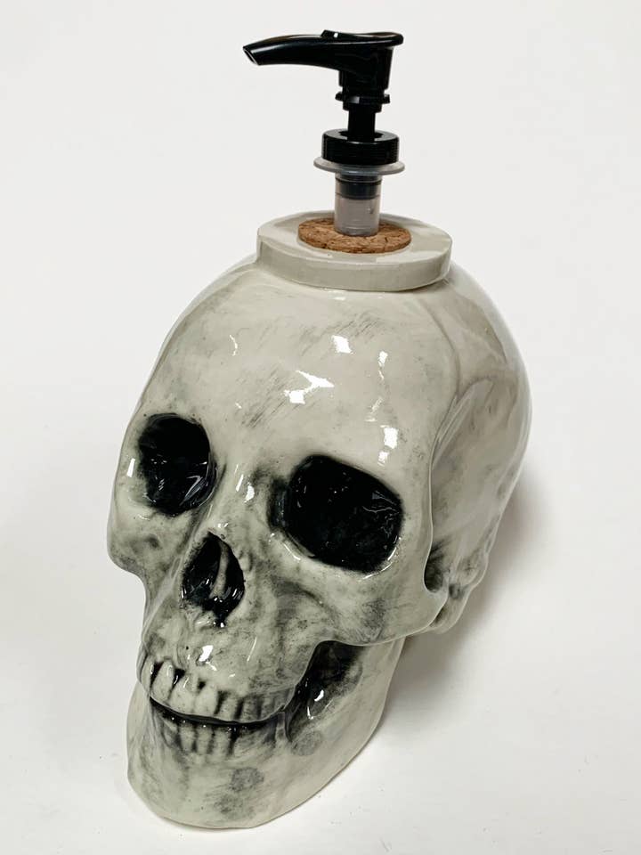 Distributeur de savon Skull pour la vente par Wrong World Ceramics