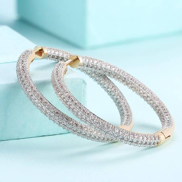 Orecchini a cerchio con micro pavé Elements in oro placcato 18K per la vendita all'ingrosso da parte di Golden NYC Jewelry