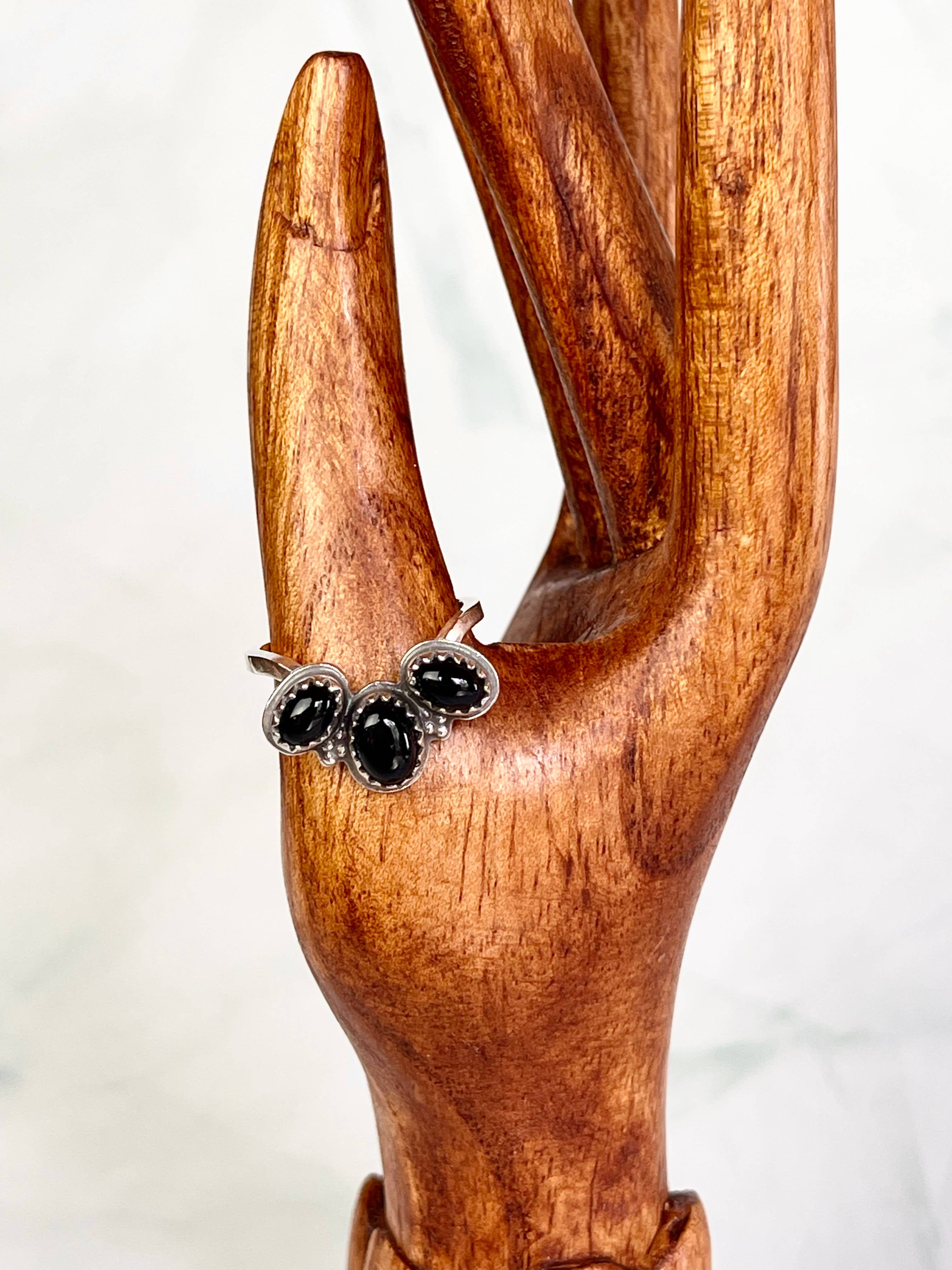 Moxie Maine - Vendita all'ingrosso Anelli multipietra - Anello curvo Luna in argento 925 con pietre multiple turchesi2