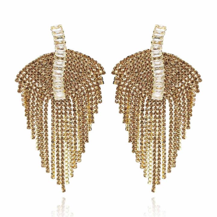 Boucles d'oreilles pendantes à clip dorées style Mimi Deco avec cristaux et accents de cristal baguette pour la vente par Michael Nash Jewelry