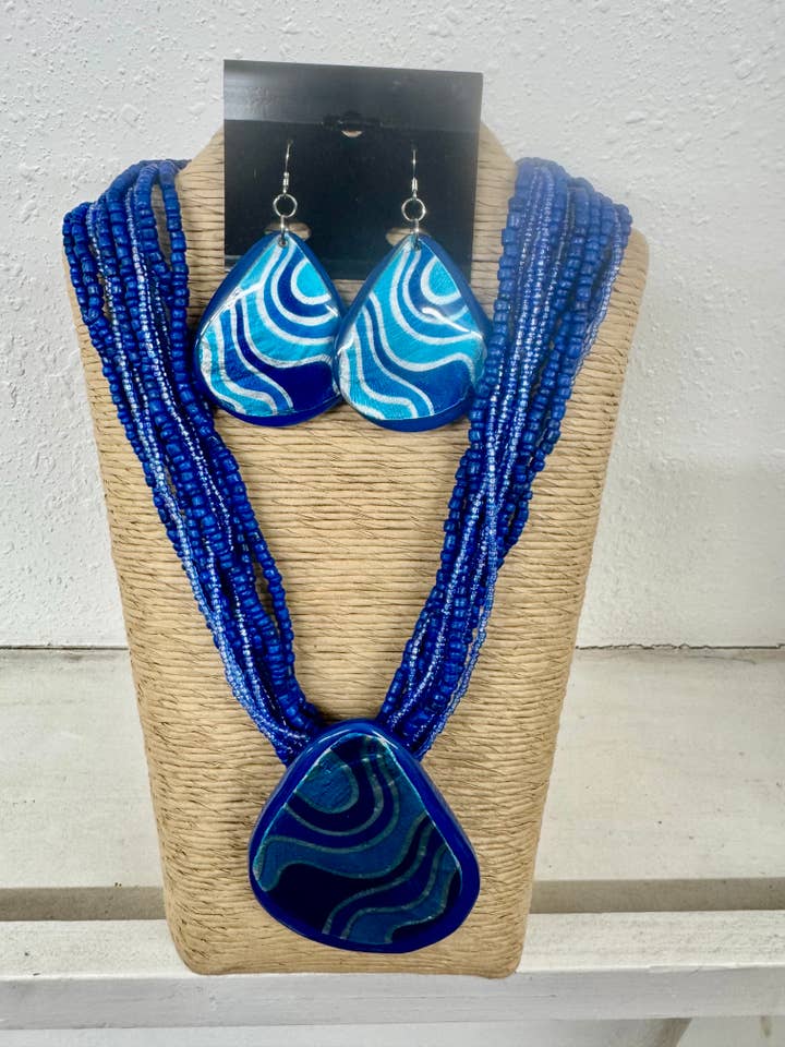 12 STRANDS BLUE SEED BEADS WITH IRREGULAR RESIN SHAPE WITH C for wholesale by International Duru's