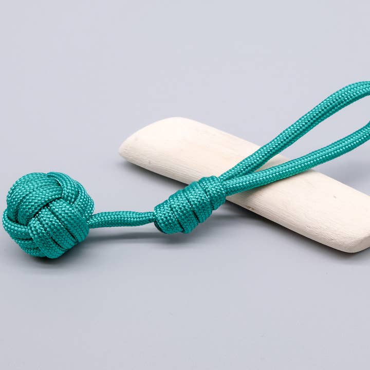 Porte clés en paracorde "Monkey fist" vert émeraude pour la vente par La Fabrique du Noeud