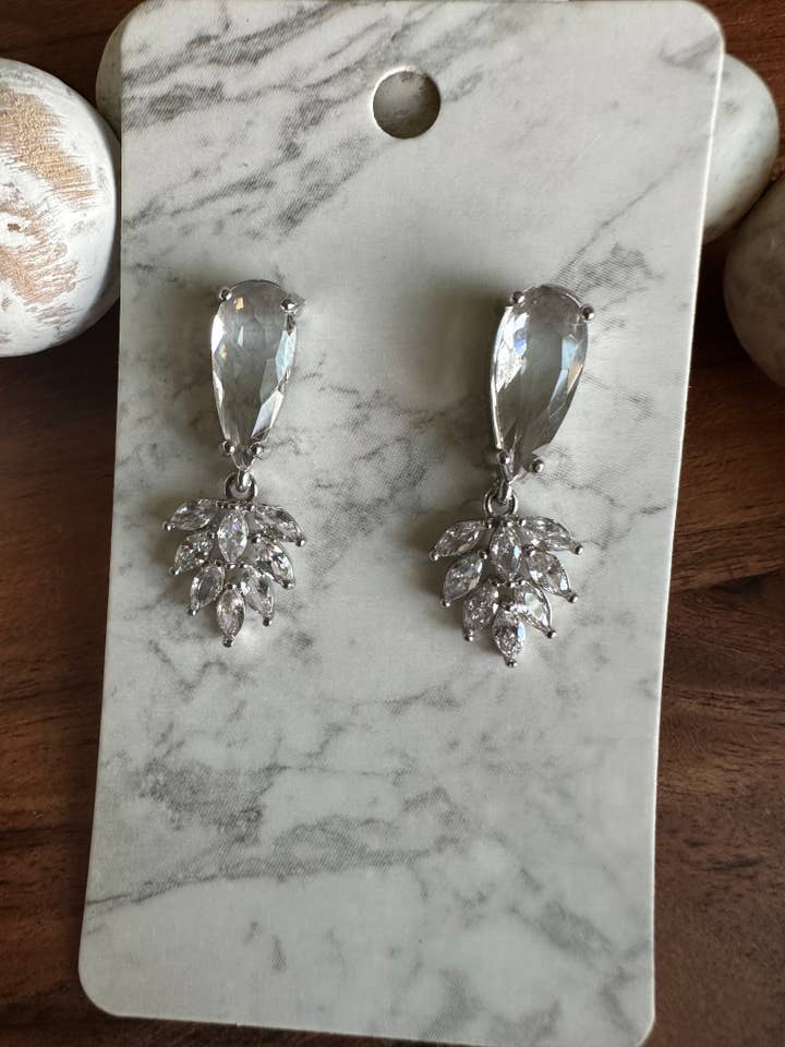 Glaspfosten in Tropfenform mit silbernem Zirkonia-Anhänger für den Großhandel von Lila Rose