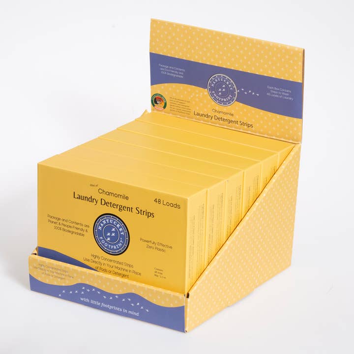 Présentoir de comptoir avec 6 unités de détergent à lessive à la camomille pour la vente par Nantucket Spider