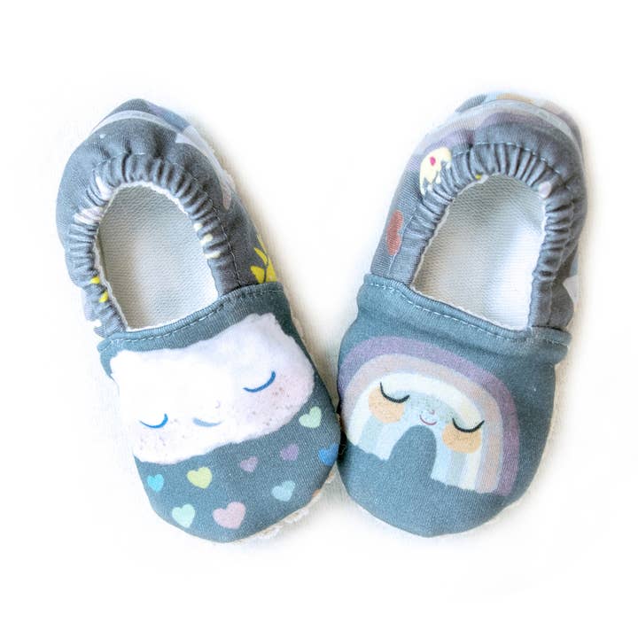 Zapatos de bebé con estampado de arcoíris y nubes para venta al por mayor de Olly & Arya