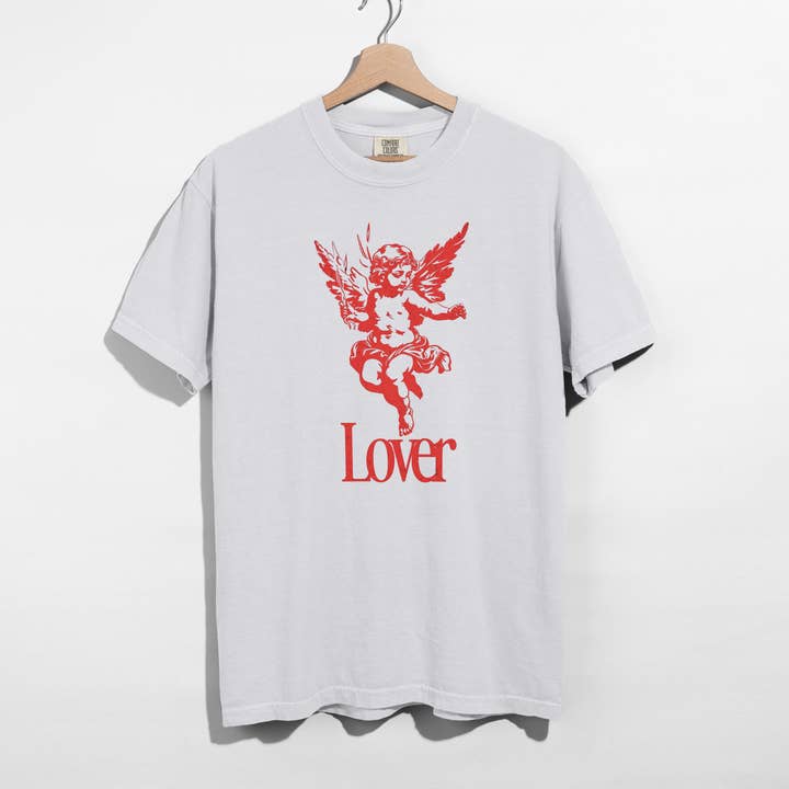 Camiseta Gráfica de Querubín Amante | Inspirada en San Valentín Vintage para venta al por mayor de Hey Jude Graphic Tees