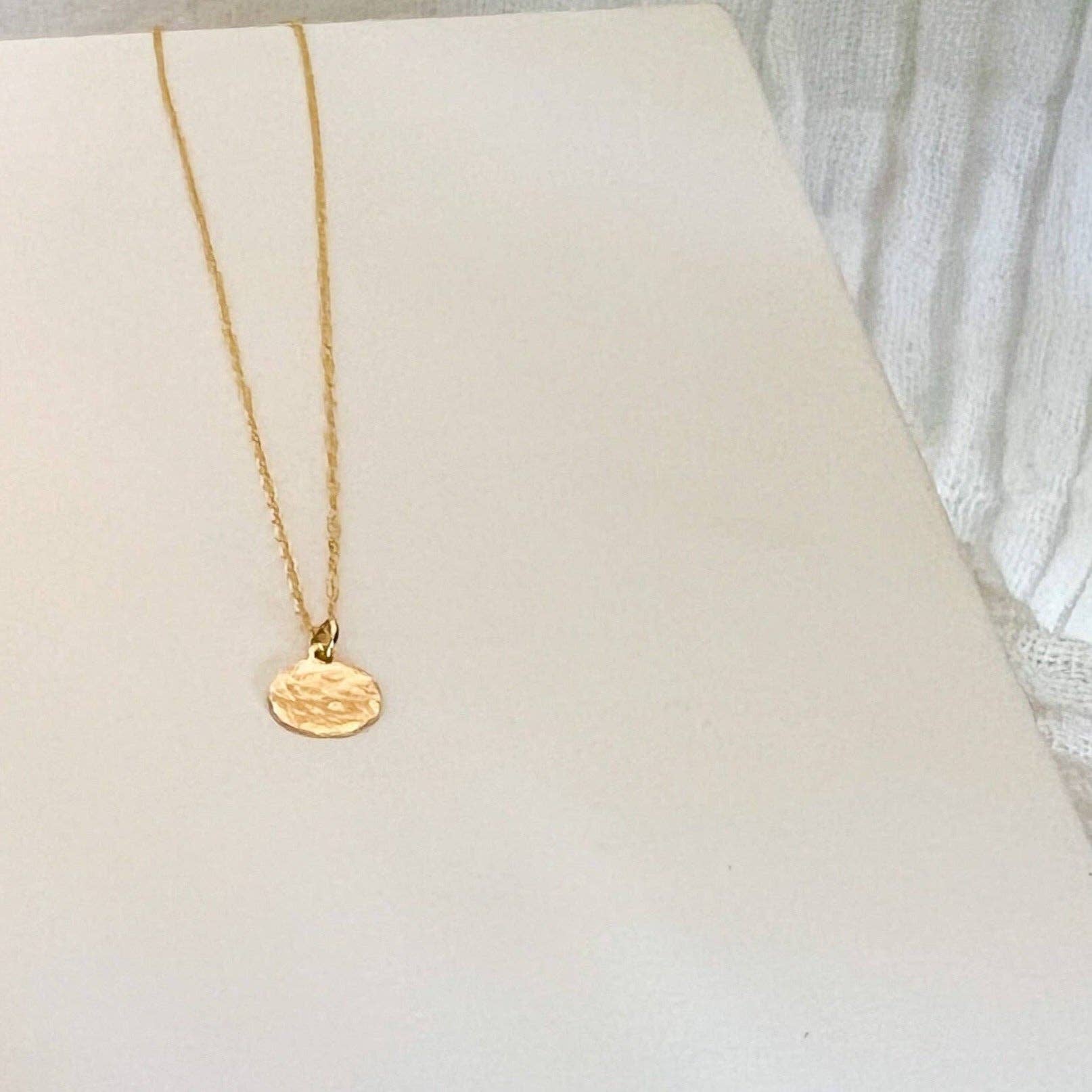 Sela+Sage – Engroshandel Halskæde med vedhæng – Hamret guldfyldt cirkel vedhæng halskæde1