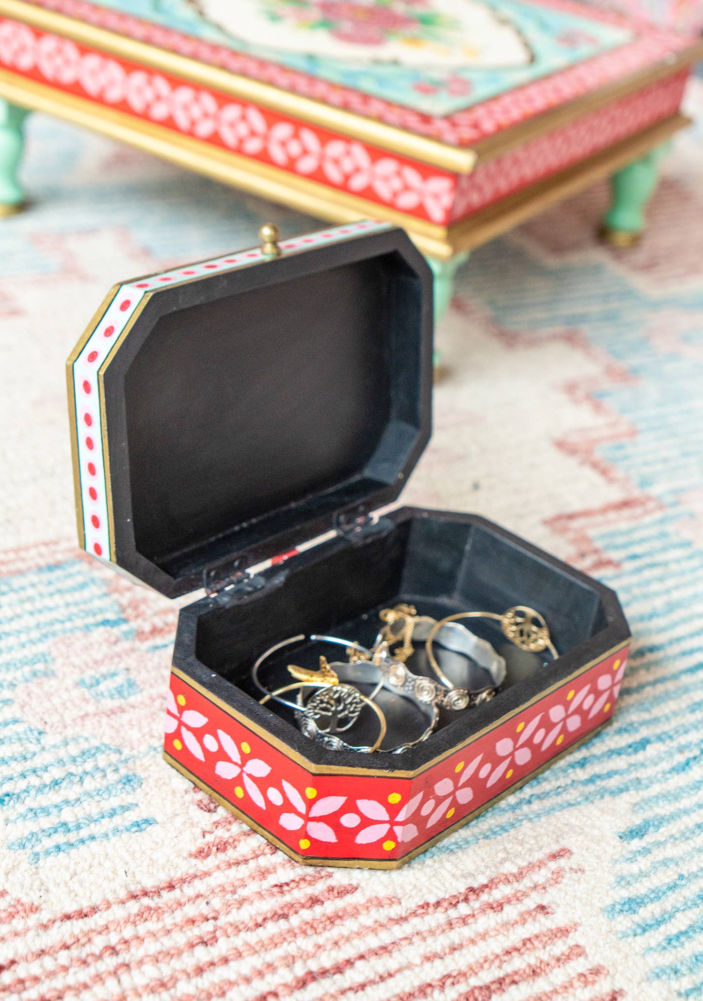 Namaste – wholesale Prydnadslåda – Rikisha handmålad låda1