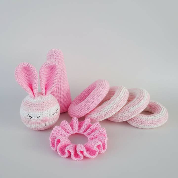 Jouet empilable en crochet fait main - Lapin rose mignon empilable pour la vente par Joy Gift London