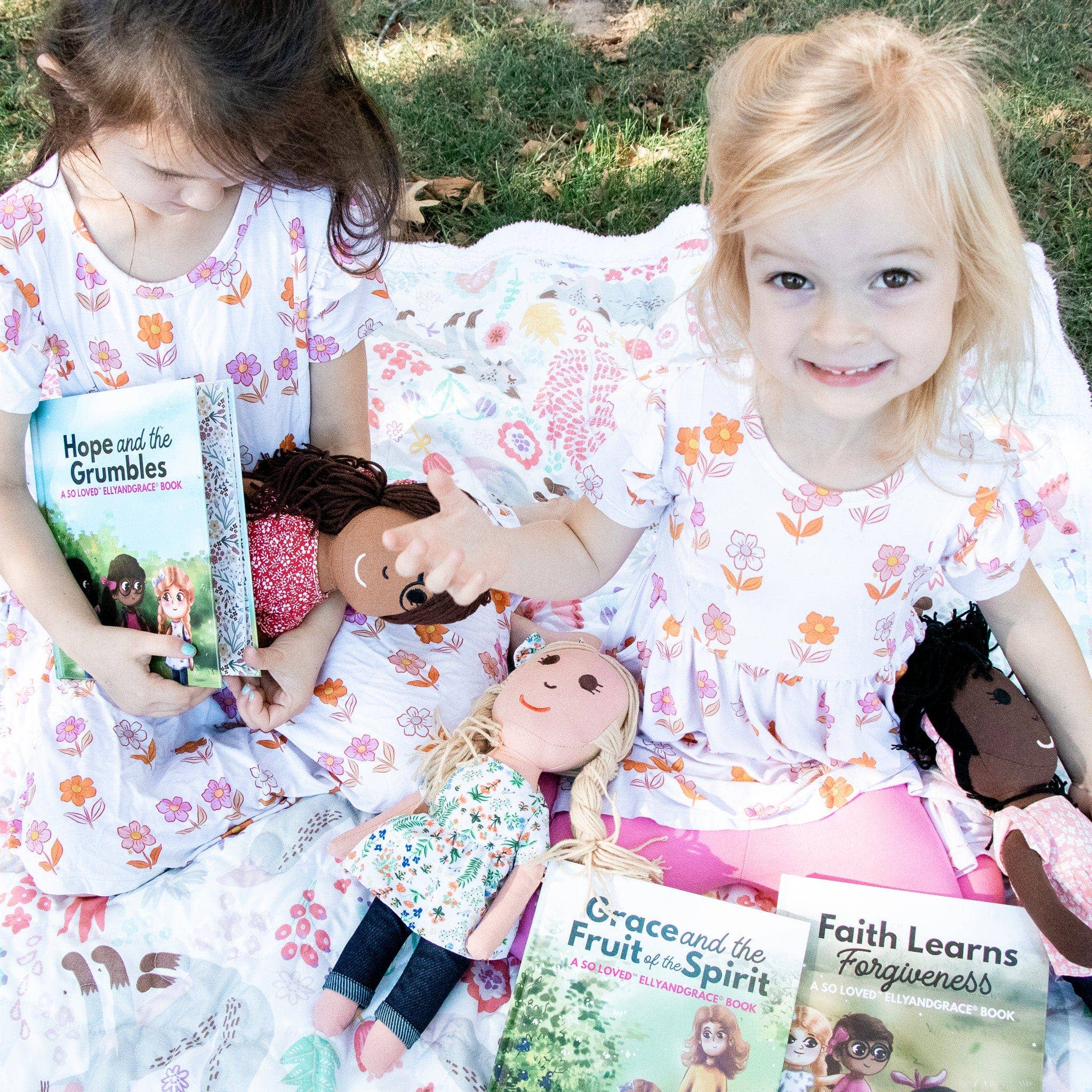 EllyandGrace - Venta al por mayor Muñeca - Niños - Juego de muñecas de lino y libro cristiano «Hope & the Grumbles»15