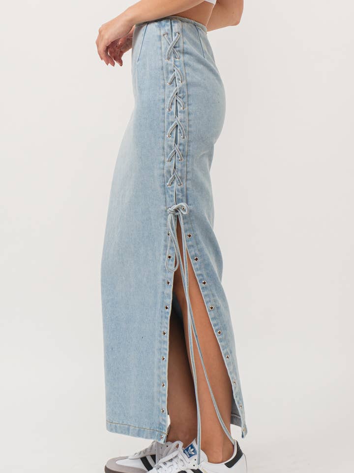 MAXI GONNA IN DENIM CHIARO CON LACCI LATERALI - HES0010 per la vendita all'ingrosso da parte di Hersy