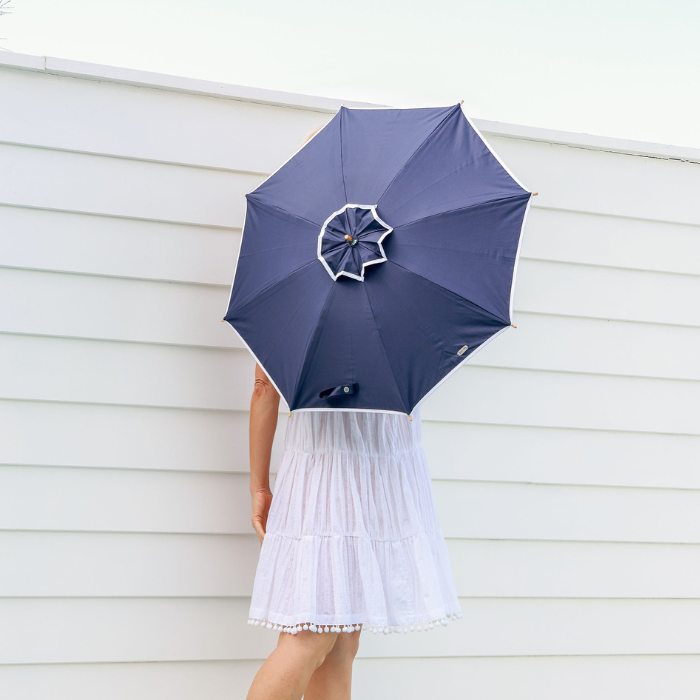 Sun Bella – Guarda-sol por atacado – Parasol UPF50+ Elegante Cosmopolitan UV. Branco sobre Marinho.8