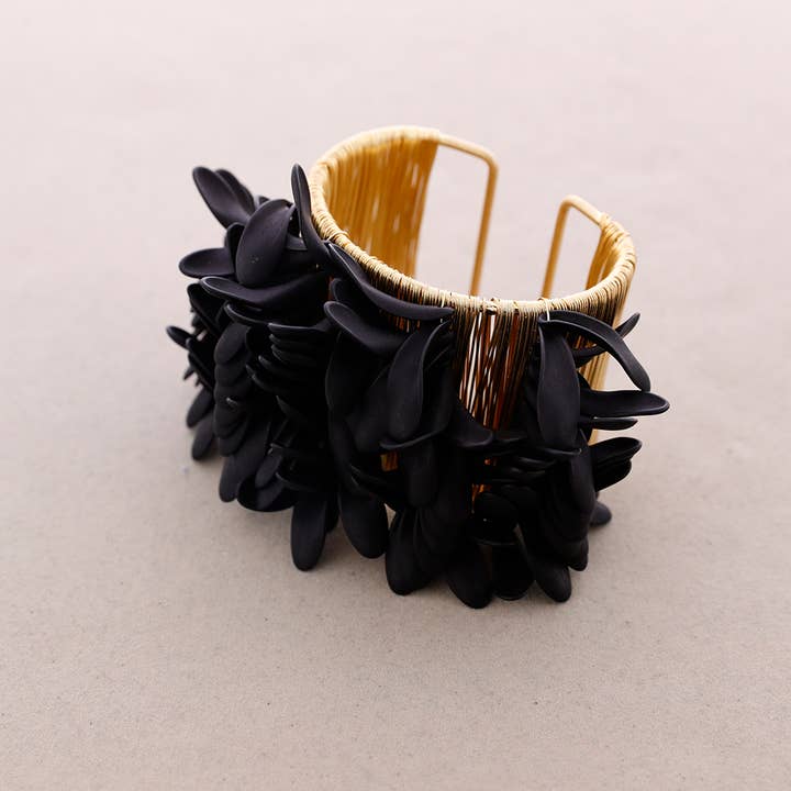 Sonata – Großhandel Gewebtes/geflochtenes Armband – Verstellbares Armband mit Metallblütenblättern5