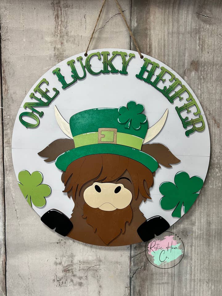 St. Patrick’s Day Dörrhängare Rund Lycklig kviga för wholesale av Rustic Home Co LLC