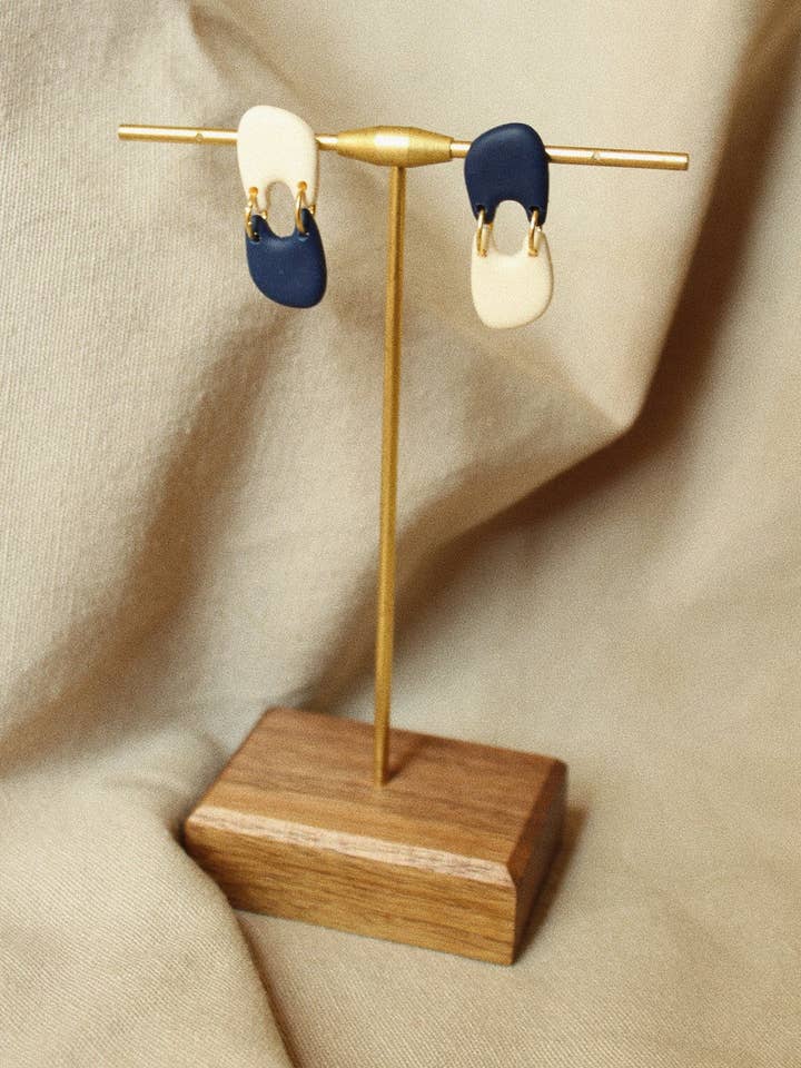 Orecchini pendenti piccoli blu e crema per la vendita all'ingrosso da parte di Gold + Sage