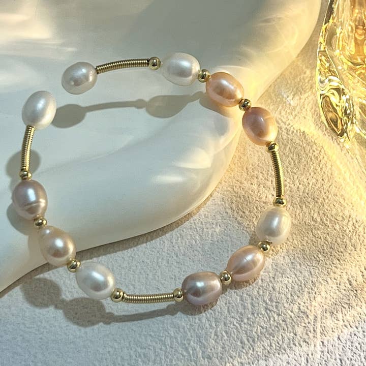 Armbånd med lyserøde og hvide ferskvandsperler og guldkugler for engroshandel hos digsell