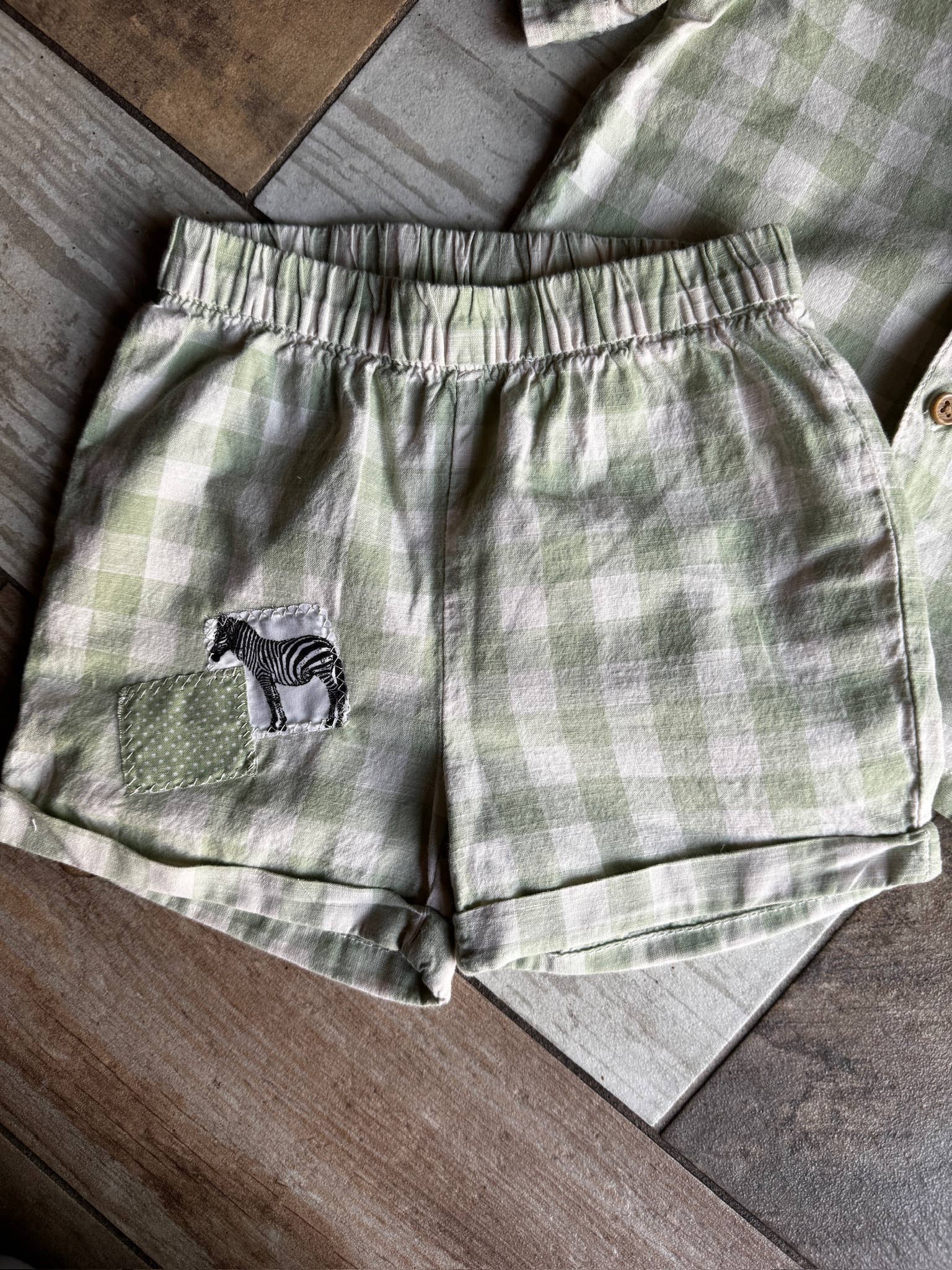 Hammy Downs Threads - Vente Ensemble haut et short – enfant - Ensemble de points et carrés zébrés
Taille-12M Uniquement 1 disponible. Pièce unique1