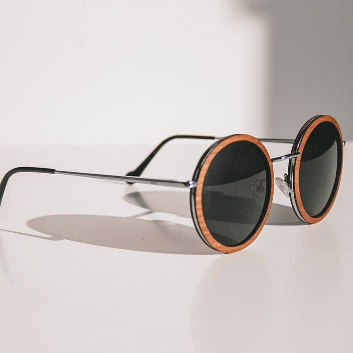Runda Solglasögon i trä - 100% UV400 por atacado de Wear Walters