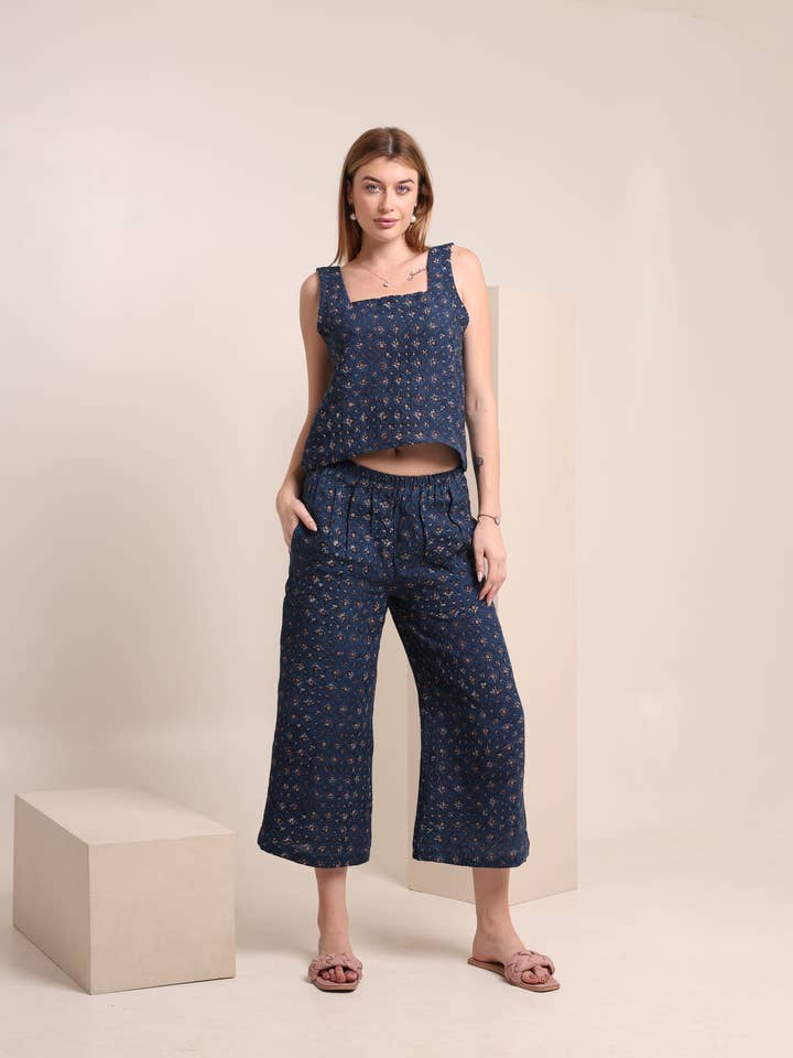 Trendiges marineblaues bedrucktes Co-ord-Set für Damen - Ärmelloses Oberteil & verkürzte Hose für den Großhandel von Fabthread