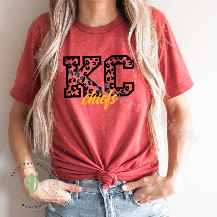 Into The Desert – T-shirt estampada - Mulher por atacado – Camiseta unissex KC Chiefs Leopard