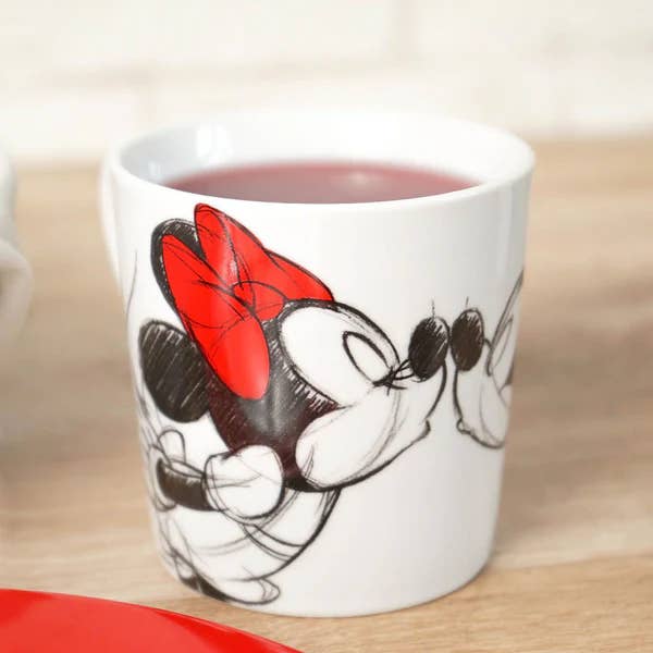 Close Up GmbH - Wholesale Coffee Mug - Disney Mickey & Minnie Kiss Sketch Mug1