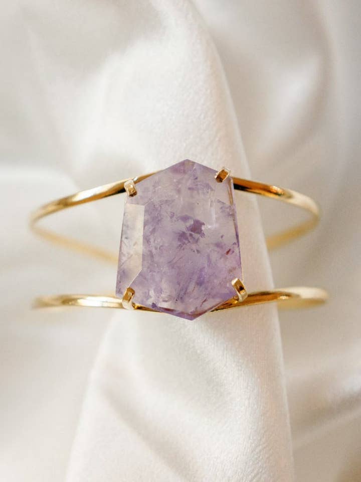 Amethyst Statement-Manschettenarmband – 18K vergoldet mit echtem, facettiertem Freiformstein, verstellbar & hypoallergen. für den Großhandel von Aqua Brasil LLC