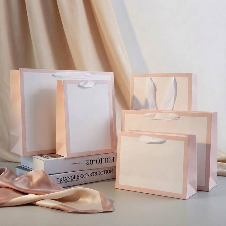 ByHome - Vendita all'ingrosso Buste regalo - 24 pezzi, Borsa regalo bianca con soffietto e bordo rosa pastello con carta velina1