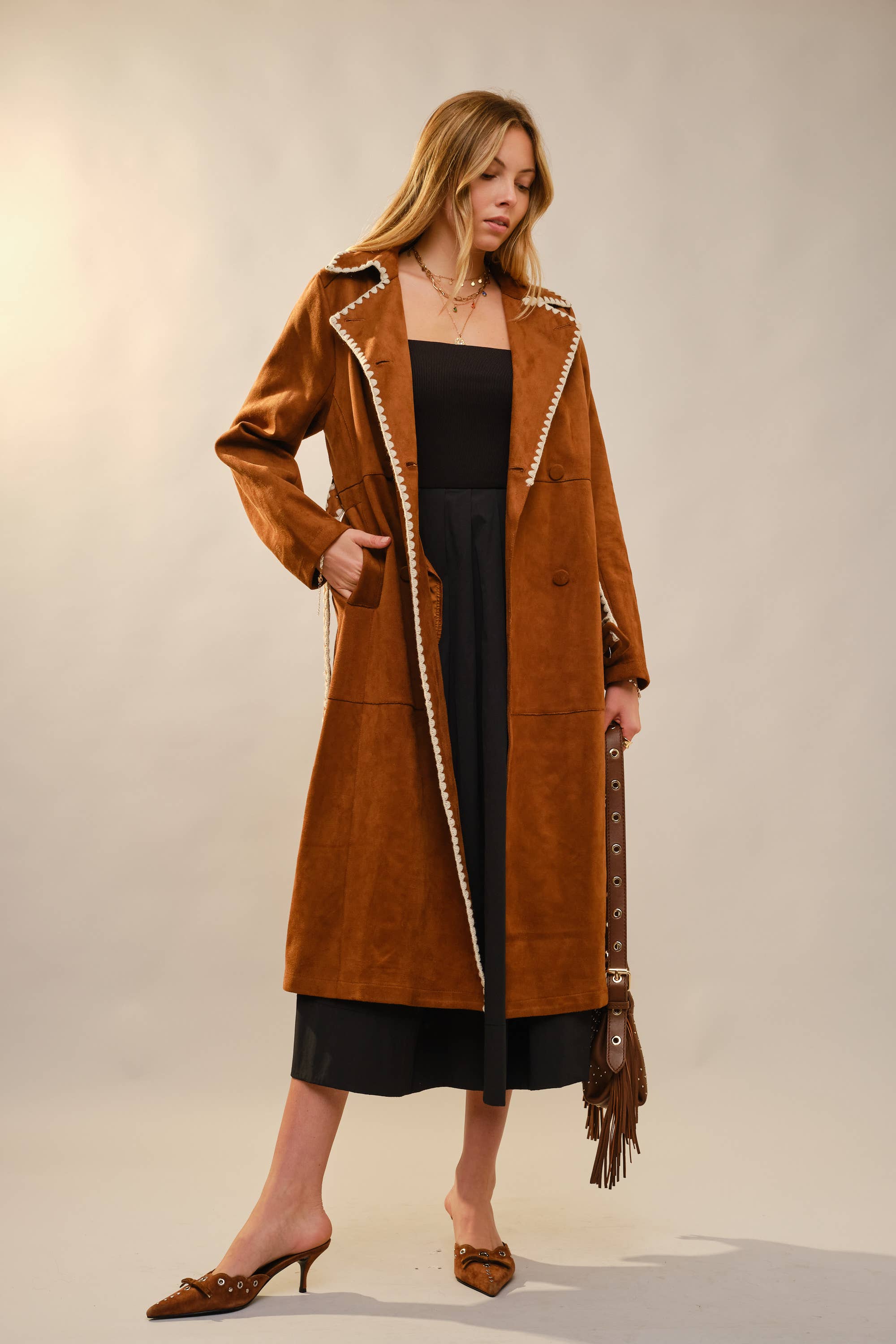 RUST 23592J Trenchcoat i imiteret ruskind med broderet kant for engroshandel på Faire7