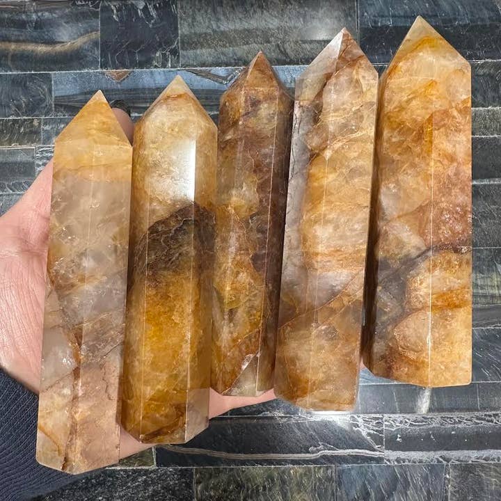 Curador Dourado com Quartzo Hematoide - 1 Torre por atacado de Crystal Deal· Wholesale Crystals & Gifts